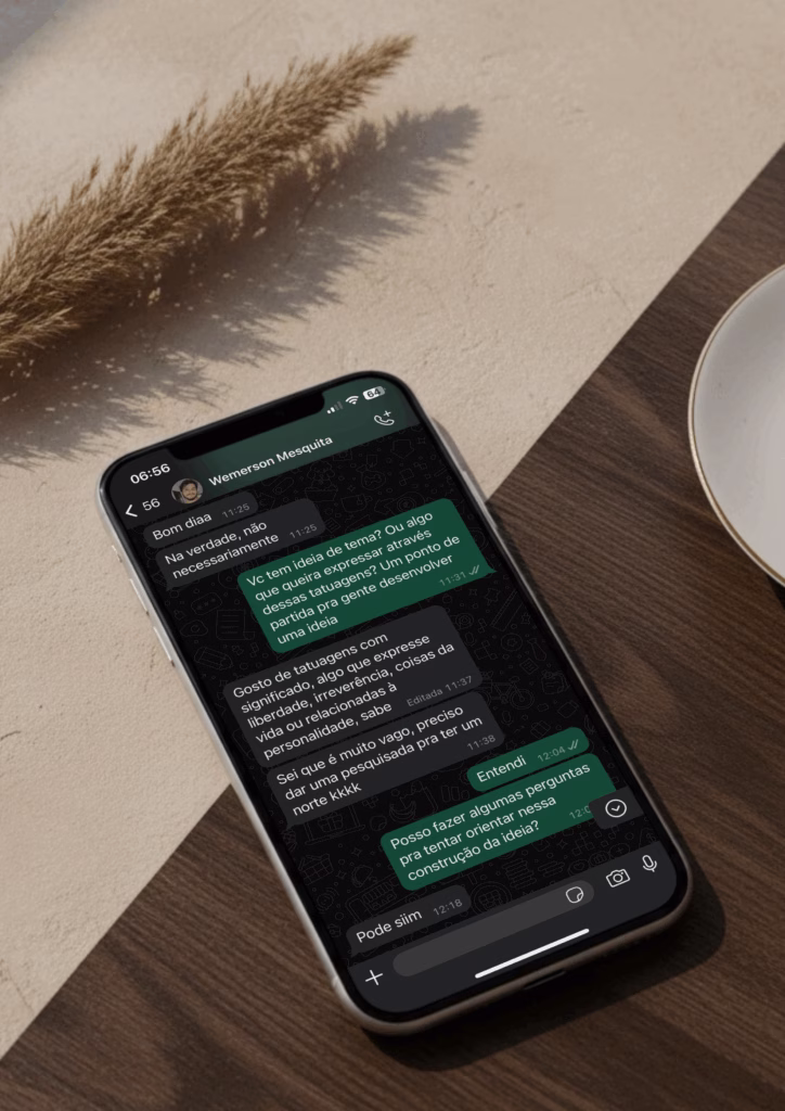 pessoa iniciando uma consultoria simbólica no WhatsApp para criar uma tatuagem com significado