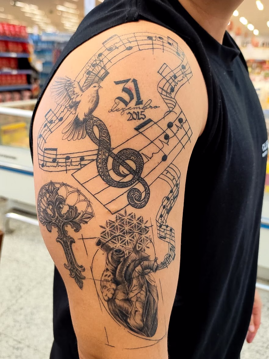 Tatuagem cicatrizada com leitura limpa a 2 metros; equilíbrio de massas pretas e brancos preservado.