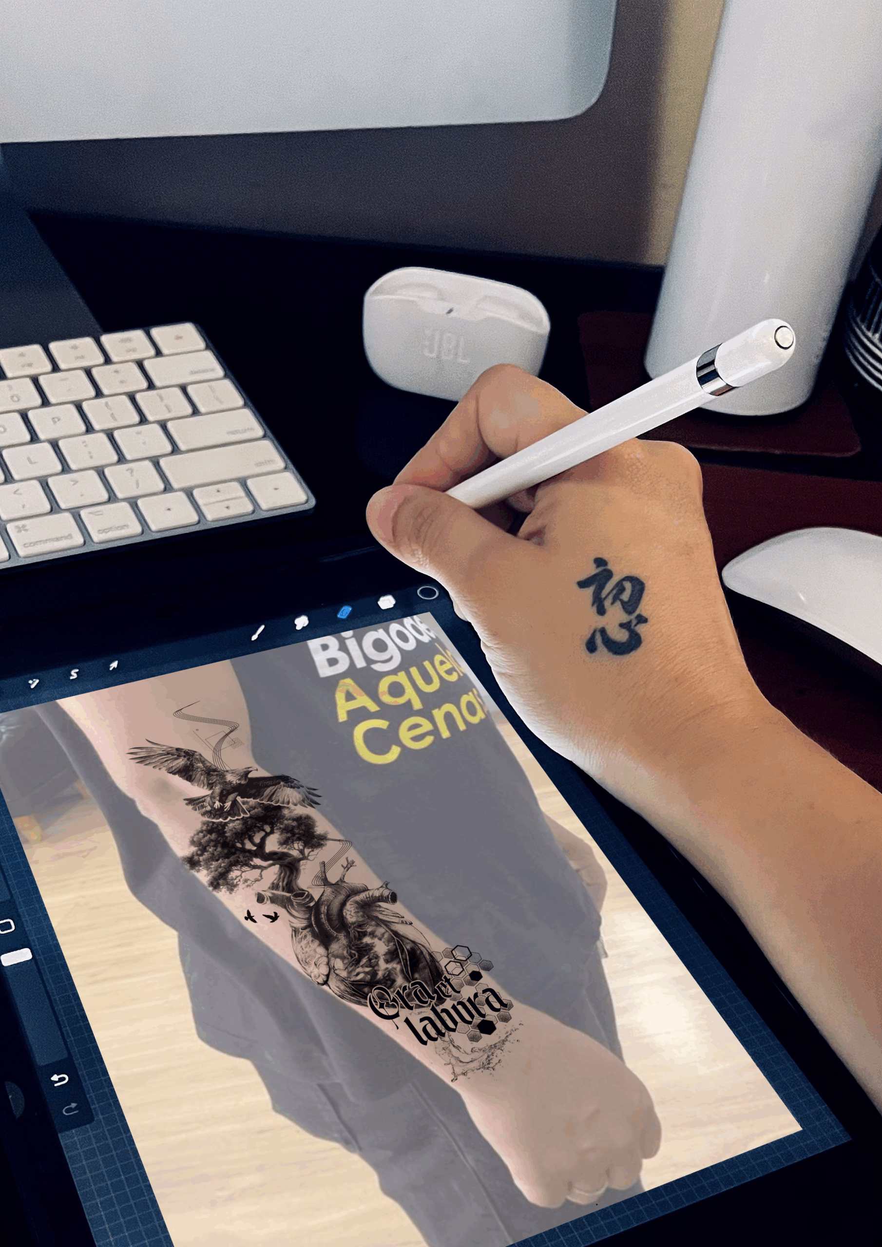 projeto de tatuagem personalizado para cliente, simulado no corpo do cliente antes de tatuar